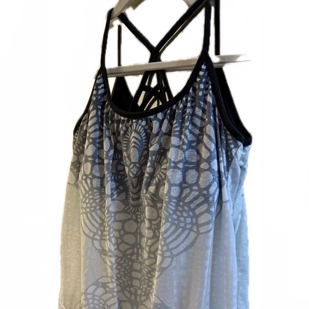 Stylish Prana Gray Women's Yoga Top with Patterned Design. Size S